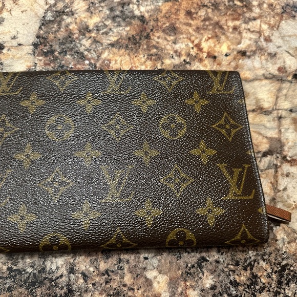 Louis Vuitton Brown Monogram Wallet folding with a snap closure - Picture 3 of 10